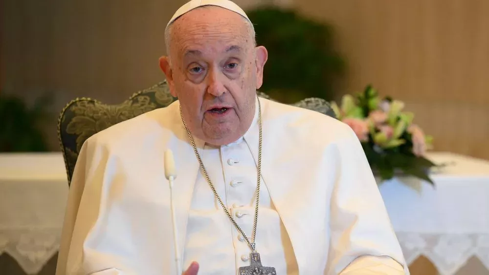 Papst Franziskus bleibt zu Hause: Daran leidet das Kirchenoberhaupt