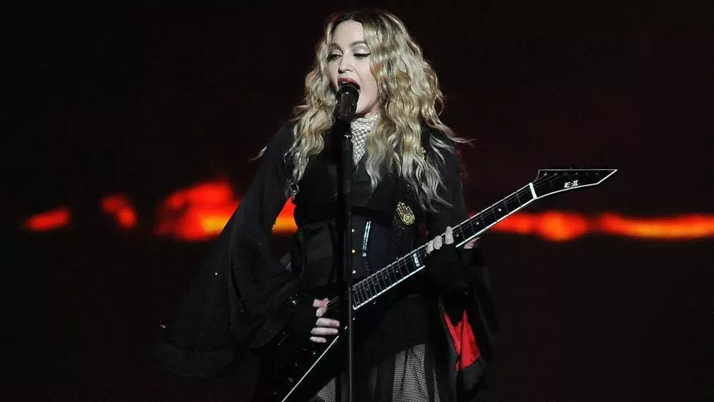 Madonna kippt bei einem Konzert vom Stuhl - und singt weiter