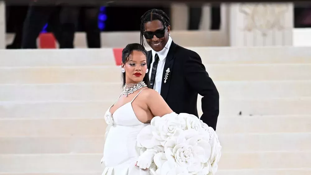 Rihanna und A$AP Rocky teilen erstes Familienbild mit Baby Riot Rose