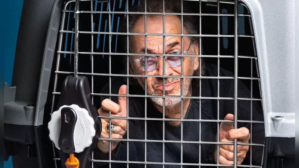 Hugo Egon Balder wirbt im Käfig gegen illegalen Hundehandel