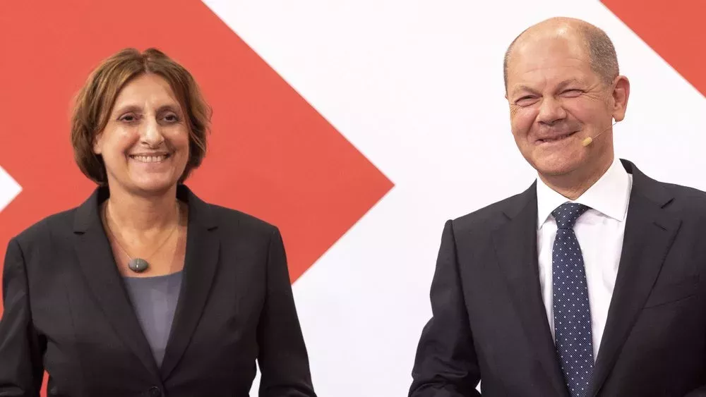 Kanzler-Gattin Britta Ernst tritt als Bildungsministerin zurück