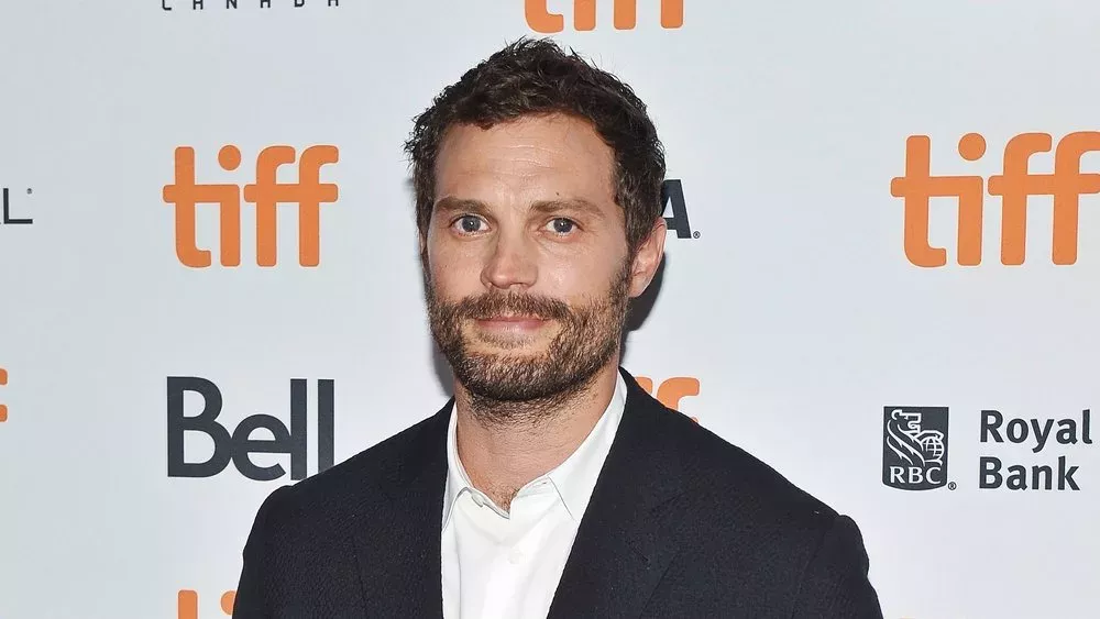 Giftige Raupen: Jamie Dornan mit Herzinfarkt-Symptomen in Klinik