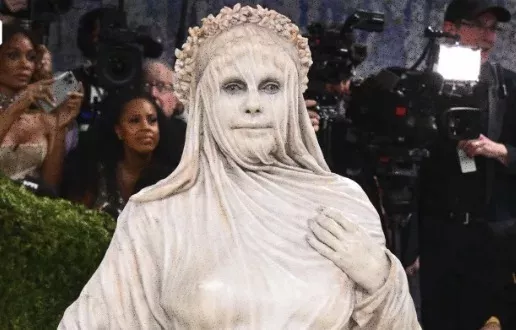 „Ich kann sitzen, essen – alles!“: Heidi Klum als lebende Statue sorgt bei der Met Gala für Aufsehen