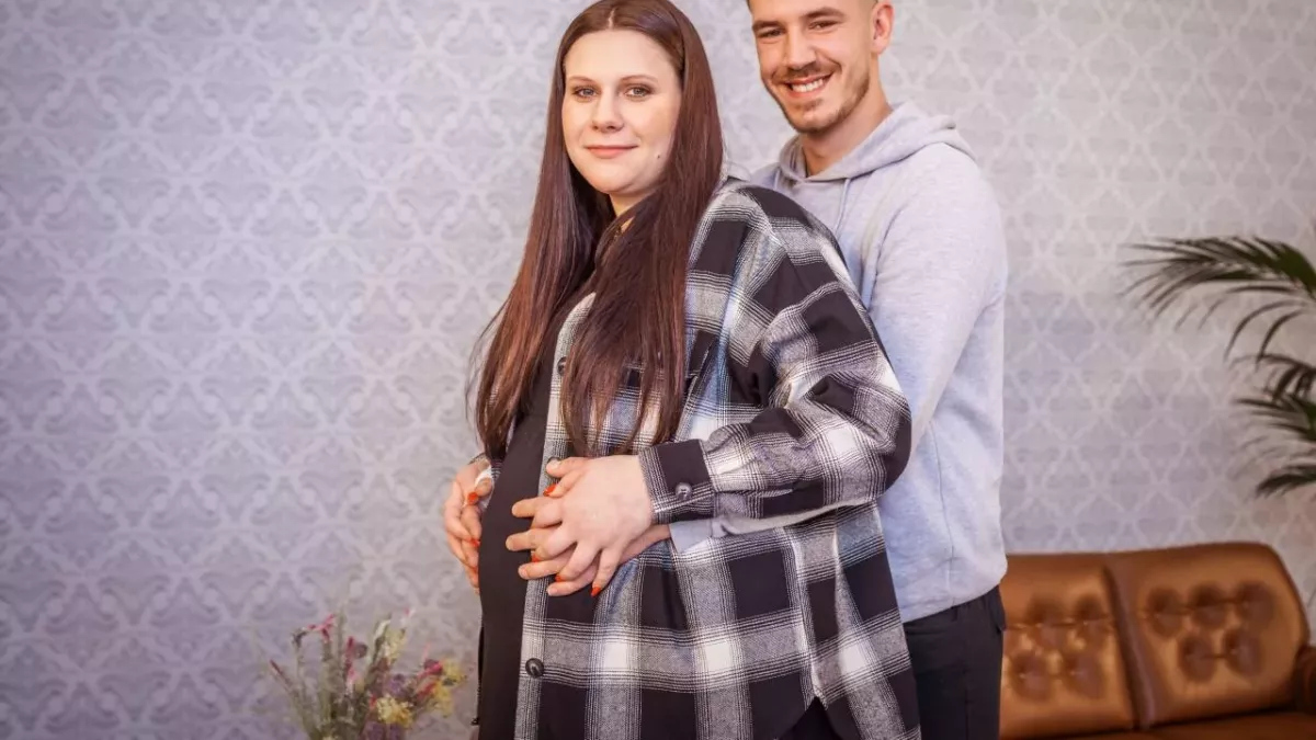 Lavinia und Tim sind glückliche Eltern.