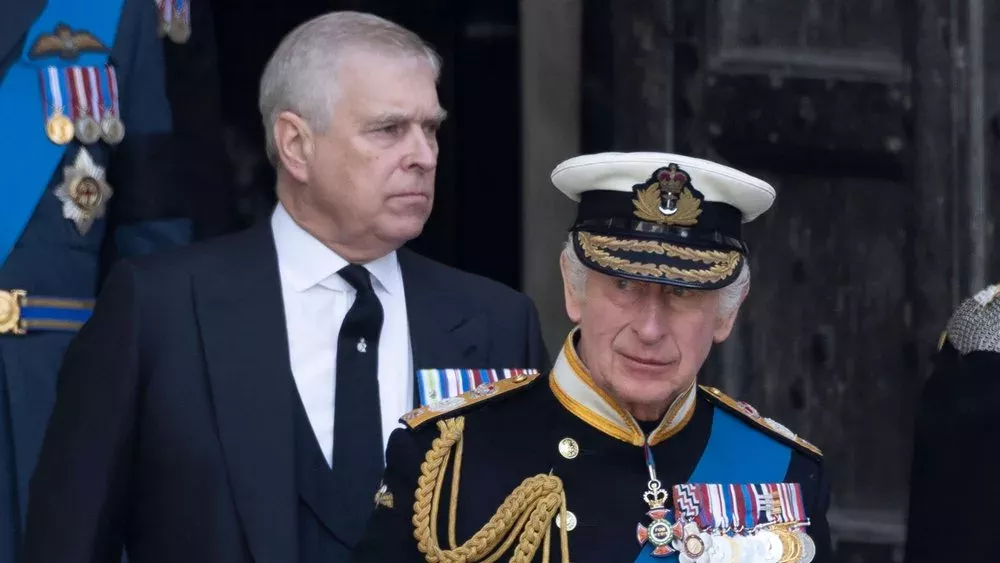 König Charles schmeißt seinen Bruder Prinz Andrew offenbar nicht raus