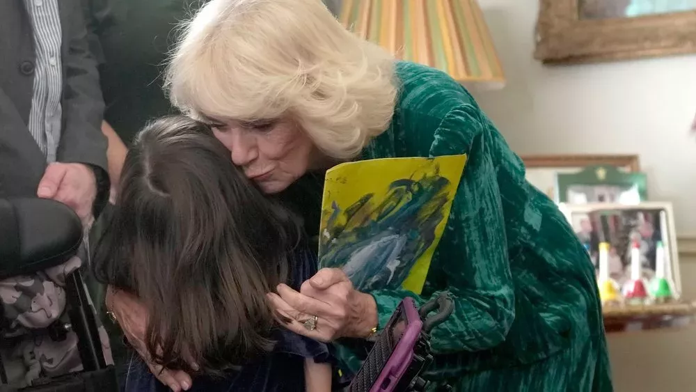 Royal-Tradition: Königin Camilla schmückt mit Kindern Weihnachtsbaum