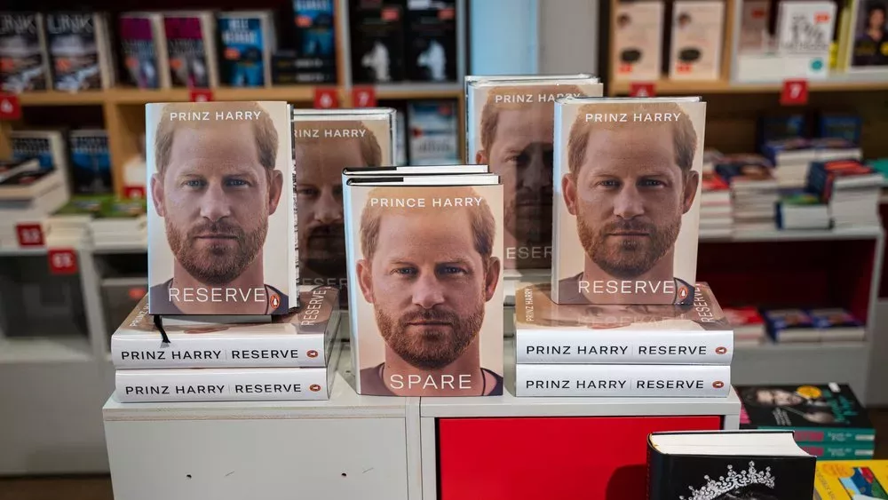 Prinz Harrys Memoiren landen bei Urlaubern im Müll