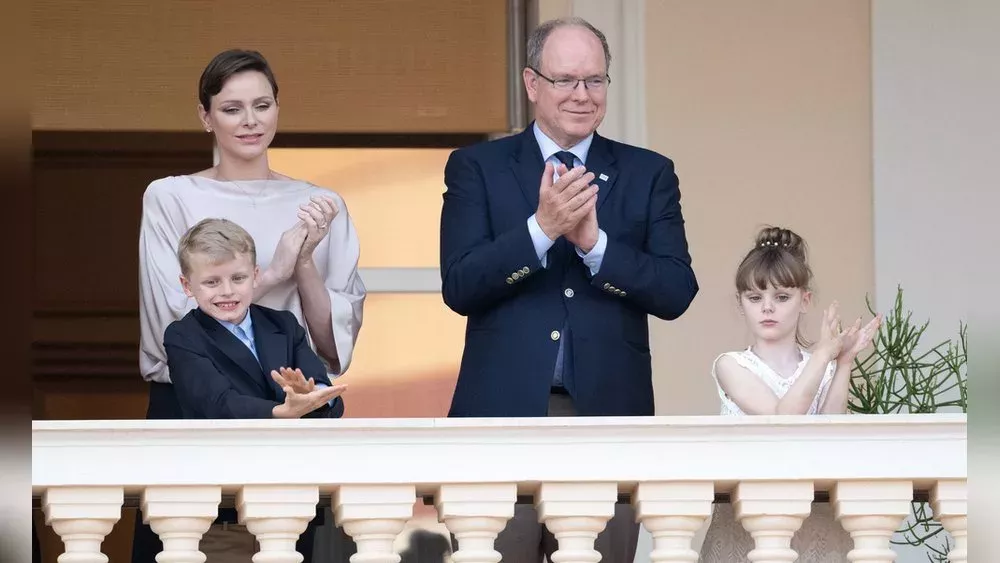 Fürst Albert II. und Charlène zeigen sich mit ihren Zwillingen
