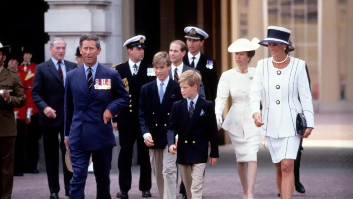 Prinz Charles, Prinz von Wales, Prinz William, Prinz Harry, Diana, Prinzessin von Wales, Prinz Andrew, Prinz Edward und Prinzessin Anne vor dem Buckingham Palast