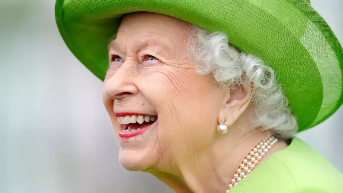 Unehelicher Sohn von Charles und Camilla überrascht mit Queen-Lächeln seines Sohnes