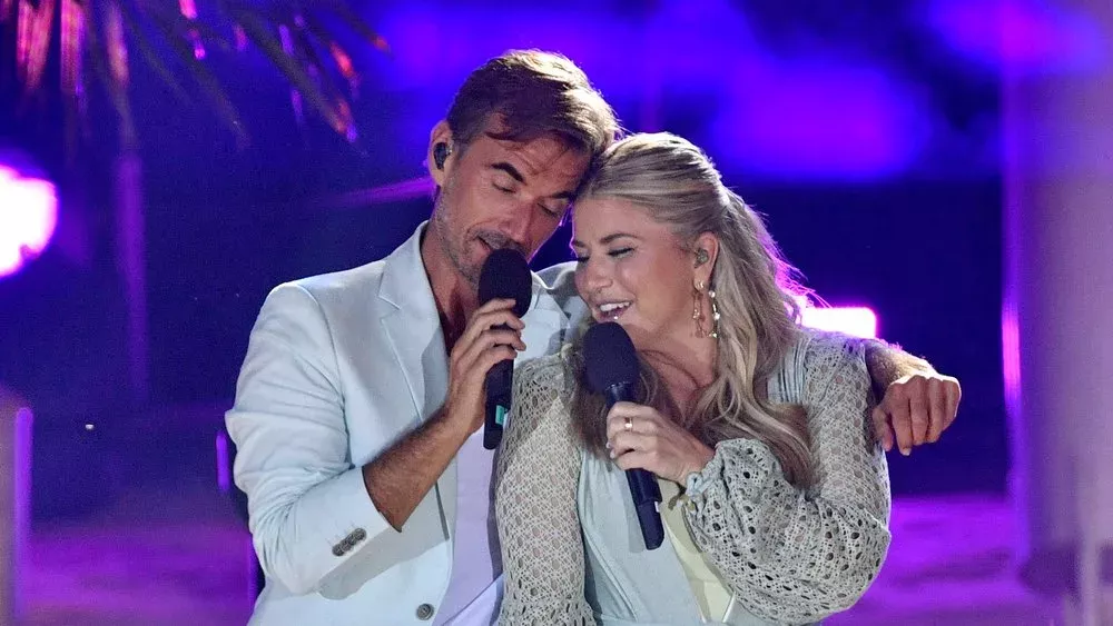"Schlagerstrandparty 2023": Silbereisen flirtet mit Beatrice Egli