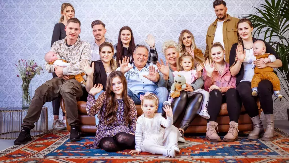 Eine fehlt (v.l.n.r.) unter ihnen: Loredana, Peter, Flo, Anastasia, Celina-Sophie, Sylvana, Lavinia, Harald, Silvia, Tim, Cathaleya, Sarah-Jane, Estefania, Sarafina