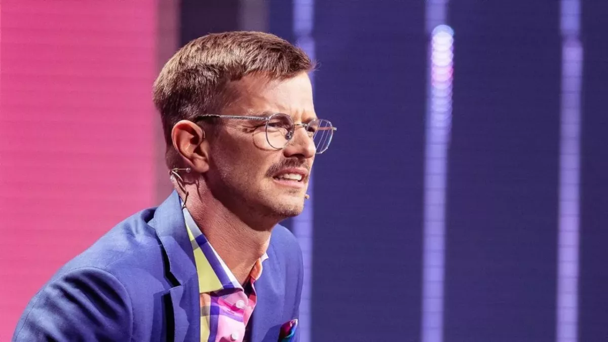Joko mit verzerrtem Gesicht.