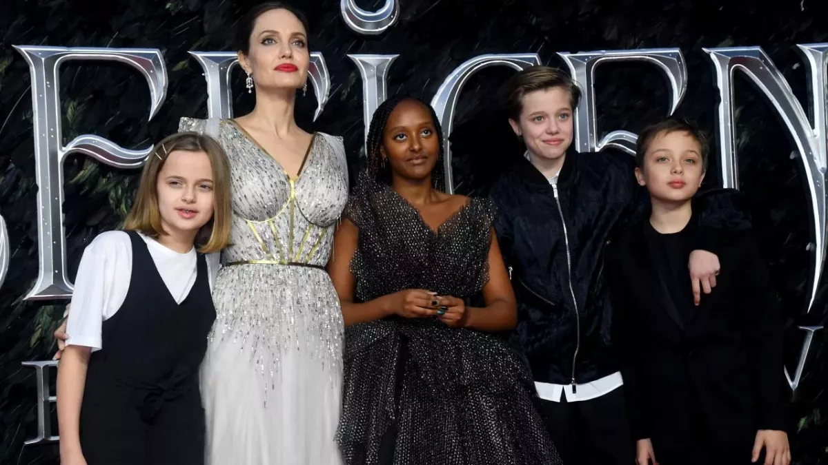"Maleficent: Mistress Of Evil" European Premiere - Red Carpet Arrivals LONDON, ENGLAND - OCTOBER 09: Angelina Jolie with children Vivienne Marcheline Jolie-Pitt, Zahara Marley Jolie-Pitt, Shiloh Nouvel Jolie-Pitt and Knox Leon Jolie-Pitt attend the European premiere of "Maleficent: Mistress of Evil" at Odeon IMAX Waterloo on October 09, 2019 in London, England. (Photo by Dave J Hogan/Getty Images)