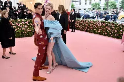 Lili Reinhart und Cole Sprouse, die Riverdale-Stars, haben sich nach 2 Jahren Beziehung im Juli2019 getrennt @Gettyimages