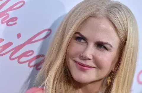 Nicole Kidman mit blonden Haaren und ein paar weißen Strähnen 