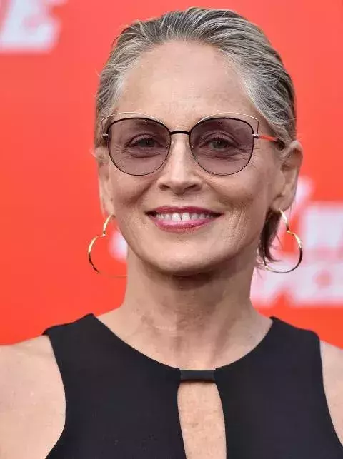 Sharon Stone mit weißen Haaren