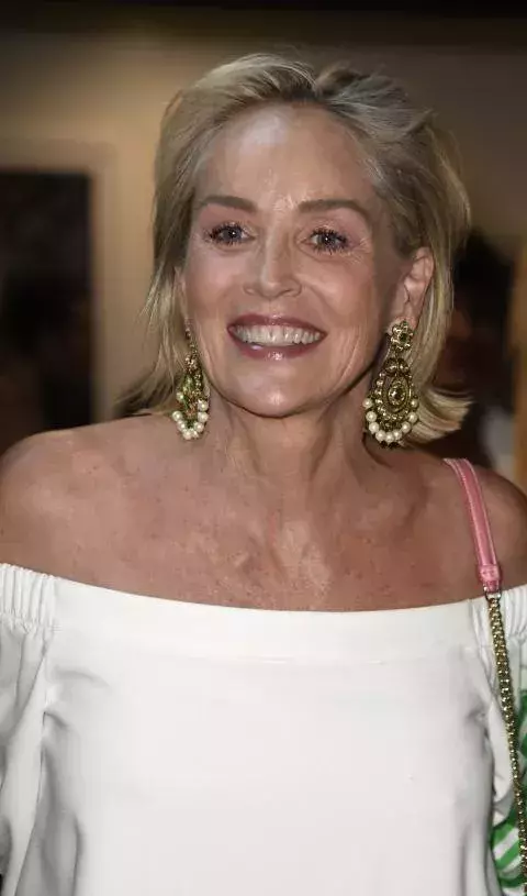 Sharon Stone trägt ihre weißen Haare zur Schau