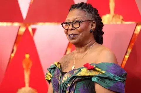 Whoopi Goldberg zeigt ohne Bedenken ihre grauen Haare