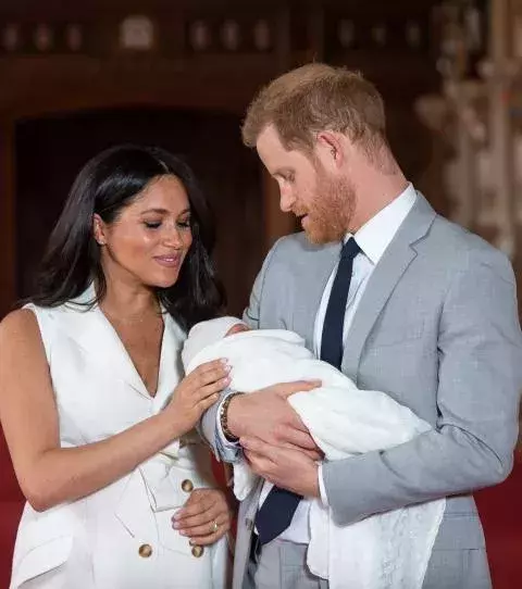 Auch als sie Archie der Öffentlichkeit vorstellen, trägt Meghan Markle Schmuck