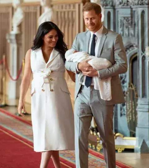 Damals wird Archie in der Halle Saint-George im Schloss Windsor offiziell vorgestellt