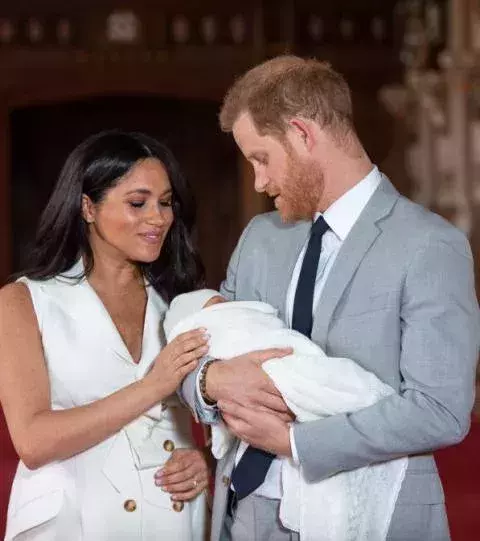 Die Person sagt dem People Magazine: "Er ist ein glückliches Baby. Er ist niedlich und hat mollige Beinchen."