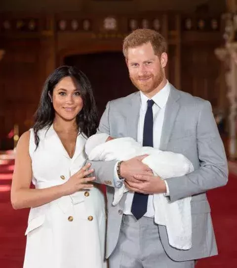 Eine anonyme Quelle berichtet ganz begeistert über den kleinen Royal