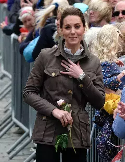 Kate Middleton bekommt Blumen @Gettyimages