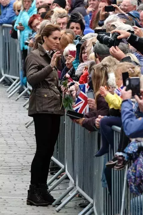 Kate Middleton unterhält sich @Gettyimages