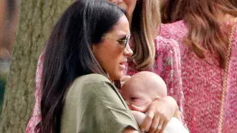Meghan muss damals viel Kritik einstecken, weil sie ihr Kind angeblich falsch hält